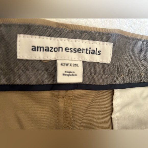 Men's Classic-Fit Wrinkle-Resistant Pleated Chino Pant size 42w x 29L - Picture 9 of 9